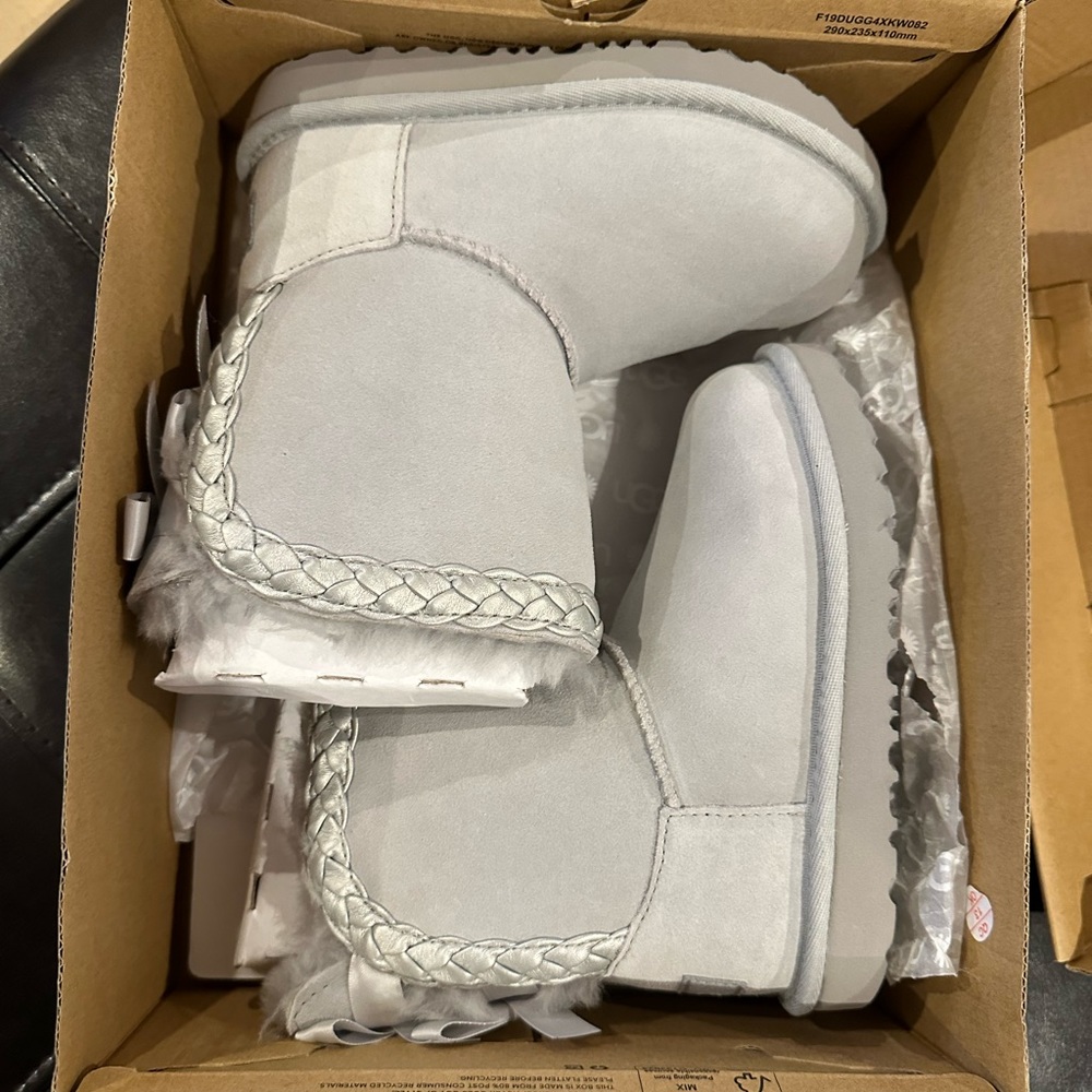 Brand New in Box UGG Classic Short II Braided light silver gray size 11 toddler